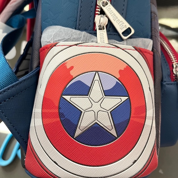 Captain America loungefly backpack - Picture 3 of 6